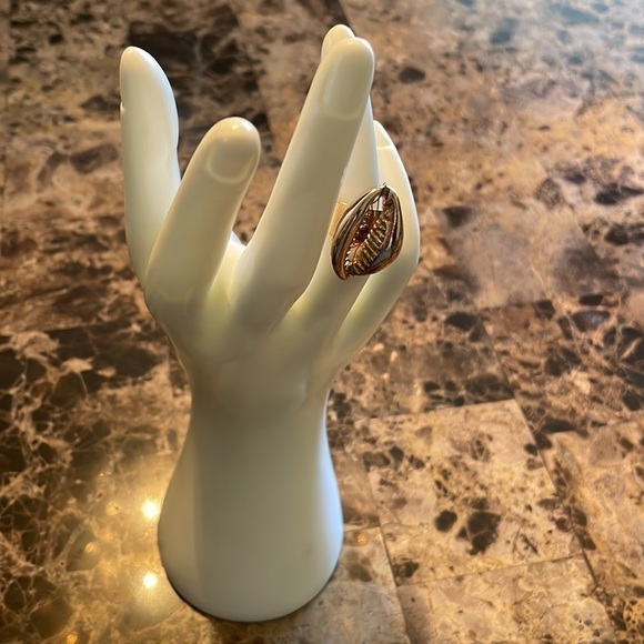 Urban Outfitters Gold Cowrie Shell Ring - Picture 9 of 10
